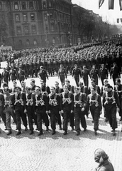 Hungary, Budapest VI., Andrássy (Sztálin) út, április 4-i katonai díszszemle és felvonulás résztvevői a Kodály köröndnél (Köröndnél)., 1952, Nasztanovics Ferenc, Budapest, military parade, Fortepan #222153