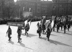 Hungary, Budapest VI., Andrássy (Sztálin) út, április 4-i katonai díszszemle és felvonulás résztvevői a Kodály köröndnél (Köröndnél)., 1952, Nasztanovics Ferenc, Joseph Stalin portrayal, Lenin-portrayal, Mátyás Rákosi-portrayal, Budapest, military parade, Fortepan #222154