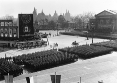 Hungary, Budapest XIV., Hősök tere, április 4-i katonai díszszemle és felvonulás résztvevői. Szemben a Műjégpálya és a Vajdahunyad vára épülete, jobbra a Műcsarnok., 1952, Nasztanovics Ferenc, Budapest, plan view, parade, military parade, Fortepan #222155