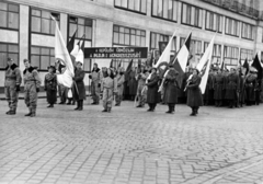 Magyarország, Budapest V., Erzsébet (Sztálin) tér, az MDP II. Kongresszusa alkalmából, 1951. február 24-én rendezett felvonulás és nagygyűlés résztvevői. Háttérben a Budapesti Rendőr-főkapitányság épülete., 1951, Nasztanovics Ferenc, Budapest, zászló, felvonulás, katonai parádé, transzparens, Fortepan #222160