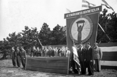 Magyarország, Hármashatárhegyi repülőtér, Budapest II., az Óbudai Hajógyár DISZ-bizottsága átadja a repülőtér növendékeinek zászlaját. A növendékek „Az eskü szent és sérthetetlen" jelszóval megfogadták, hogy bátor védelmezői lesznek a békének., 1953, Nasztanovics Ferenc, tisztelgés, egyenruha, ünnepség, politikai dekoráció, eskütétel, Budapest, Fortepan #222170