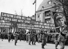 Magyarország, Budapest VI., Andrássy (Sztálin) út, felvonulás résztvevői a 120-as számú ház előtt., 1951, Nasztanovics Ferenc, Best of, felvonulás, Farkas Mihály-ábrázolás, pilóta, transzparens, Budapest, Fortepan #222176