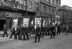 Magyarország, Budapest VIII., Baross tér, repülősök a május 1-i felvonuláson a 6. és a 4-5. számú ház előtt, jobbról az 1., 2. és 3. számú ház. A kettő között balra kezdődik a Fiumei út., 1953, Nasztanovics Ferenc, május 1, Patyolat Vállalat, Budapest, kézben tartani, egyenruha, Lenin-ábrázolás, politikai dekoráció, Sztálin ábrázolás, Rákosi Mátyás-ábrázolás, virágdíszítés, Fortepan #222177