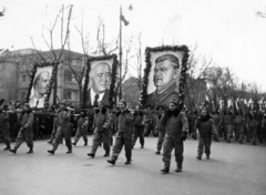 Hungary, Budapest VI., Andrássy (Sztálin) út, háttérben a 111. szám. Repülősök az április 4-i katonai díszszemlén és felvonuláson., 1952, Nasztanovics Ferenc, Budapest, carrying on the shoulder, Joseph Stalin portrayal, Lenin-portrayal, Mátyás Rákosi-portrayal, pilot, parade, Fortepan #222180