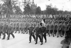 Magyarország, Budapest XIV., Ajtósi Dürer sor, háttérben a korábbi Magyar Királyi Közlekedési Múzeum, a millenniumi kiállításra épített Közlekedési csarnok kupolája. Repülősök a május 1-i felvonuláson., 1953, Nasztanovics Ferenc, Budapest, egyenruha, felvonulás, Fortepan #222198