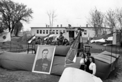 Magyarország, Dunakeszi, a felvétel 1953. április 4-én készült, a Magyar Repülő Szövetség Központi Javító Műhelye keretében működő iskola ekkor kapta az Iván Kozsedub repülőiskola nevet., 1953, Nasztanovics Ferenc, festmény, egyenruha, zászló, ünnepség, kitüntetés, pilóta, politikai dekoráció, Fortepan #222214