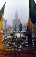 Románia,Erdély, Temesvár, Piata Victoriei, háttérben az Ortodox Főszékesegyház. A felvétel a Művelődési Palota erkélyén készült., 1990, Dőri fotó Kolozsvár, zászló, tömeg, esernyő, tüntetés, lyukas zászló, Fortepan #222219