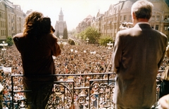 Románia,Erdély, Temesvár, Piata Victoriei, háttérben az Ortodox Főszékesegyház. A felvétel a Művelődési Palota erkélyén készült., 1990, Dőri fotó Kolozsvár, tömeg, erkély, filmkamera, tüntetés, háttal, Fortepan #222220