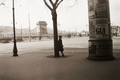 Hungary, Budapest V., Eötvös tér, szemben a Széchenyi Lánchíd., 1941, Fortepan/Album002, portrait, bridge, poster, ad pillar, kid, Budapest, suspension bridge, William Tierney Clark-design, Fortepan #22226