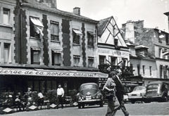 Franciaország, Párizs, Rue de Mont Cenis a Place Jean Marais-ról fényképezve, balra a Cabaret de la Bohéme., 1959, Pozsgay Eszter, terasz, francia felirat, Fortepan #222291