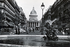 Franciaország, Párizs, Place Edmond Rostand, szemben a Rue Soufflot és a Pantheon., 1959, Pozsgay Eszter, utcakép, szobor, gázlámpa, szökőkút, Fortepan #222292