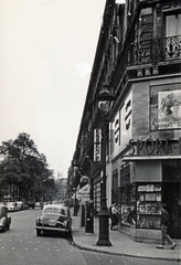 Franciaország, Párizs, Boulevard des Batignolles a Rue de Moscou sarkánál. Távolban a Sacré Coeur-bazilika látszik., 1959, Pozsgay Eszter, utcakép, francia felirat, Fortepan #222293