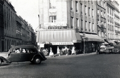 Franciaország, Párizs, Rue d'Amsterdam, szemben balra a Rue d'Athènes, jobbra a Rue de Londres., 1959, Pozsgay Eszter, Citroen 11CV Traction Avant, üzletportál, árnyékoló, Fortepan #222297