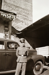 Magyarország, Budapest IX., Sobieski János utca 30., 1943, Fortepan/Album002, portré, Wehrmacht, férfi, automobil, német katona, Budapest, hátratett kéz, SS-szervezet, Fortepan #22232