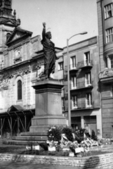 Magyarország, Budapest V., Petőfi tér, Petőfi Sándor szobra (Huszár Andor, 1882.), mögötte balra az ortodox székesegyház., 1954, Székely Pál, Budapest, szobor, koszorú, Petőfi-ábrázolás, Fortepan #222338