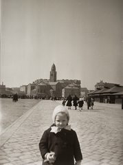 Magyarország, Budapest IX., Haller utcai vásártér, háttérben a Páli Szent Vince-templom, távolabb a Mester utca és a Haller utca házai., 1942, Fortepan/Album002, portré, templom, látkép, katolikus, gyerek, neoromán építészet, Budapest, Fábián Gáspár-terv, Fortepan #22234