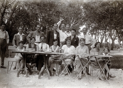 Magyarország, Balatonalmádi, Pannónia étterem (később Liget kávéház) a Séta utcában, a hajóállomás melletti Öregparkban., 1928, Székely Pál, csoportkép, asztal, pohár, integetés, Fortepan #222342