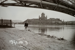 Hungary,Slovakia, Štúrovo, Duna-part a Mária Valéria híd hídfőjénél. Szemben Esztergom, a Várhegyen a Bazilika., 1941, Fortepan/Album002, portrait, church, bridge, river, basilica, Danube, János Feketeházy-design, Fortepan #22235