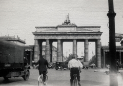 Germany, Berlin, Platz des 18. März (Platz vor dem Brandenburger Tor), szemben a Brandenburgi kapu., 1930, Székely Pál, commercial vehicle, traffic, bicycle, Fortepan #222367