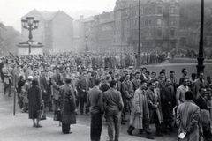 Magyarország, Budapest I., Clark Ádám tér, Műegyetemisták vonulnak a Széchenyi Lánchíd budai hídfőjénél a Bem József tér felé, 1956. október 23-án., 1956, Horváth János és családja, Budapest, forradalom, fiatalság, kart karba öltve, Fortepan #222372