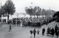 Magyarország, Budapest II., Bem rakpart, Műegyetemisták vonulnak a Bem József tér felé 1956. október 23-án. Háttérben a Kossuth híd., 1956, Horváth János és családja, Budapest, felvonulás, rövidnadrág, koszorú, Fortepan #222375