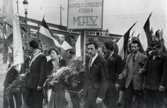 Magyarország, Budapest XI., Szent Gellért rakpart, a Kertészeti és Szőlészeti Főiskola hallgatói vonulnak a Bem József tér felé 1956. október 23--án. Háttérben a Szabadság híd., 1956, Horváth János és családja, Budapest, fiatalság, zászló, ünneplő ruha, Fortepan #222377