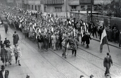 Magyarország, Budapest II., Bem rakpart az Aranyhal utcánál, Műegyetemisták vonulnak a Bem József tér felé 1956. október 23-án., 1956, Horváth János és családja, Budapest, felvonulás, koszorú, Fortepan #222380