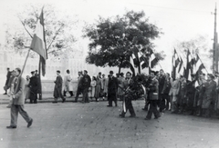 Magyarország, Budapest II., Bem rakpart, Műegyetemisták vonulnak a Bem József tér felé 1956. október 23-án. Háttérben a Parlament., 1956, Horváth János és családja, Budapest, zászló, koszorú, hordozás, Fortepan #222381