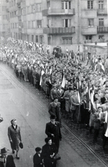 Magyarország, Budapest II., Bem rakpart az Aranyhal utcánál, Műegyetemisták vonulnak a Bem József tér felé 1956. október 23-án., 1956, Horváth János és családja, Budapest, fiatalság, felvonulás, Fortepan #222386