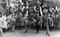 Magyarország, Budapest II., Bem rakparton vonuló Műegyetemisták megérkeznek a Bem József térre 1956. október 23-án., 1956, Horváth János és családja, Budapest, fiatalság, karszalag, zászló, koszorú, nemzeti jelkép, hordozás, Fortepan #222388