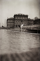 Magyarország, Budapest V., Széchenyi Lánchíd pesti hídfője, háttérben a Magyar Tudományos Akadémia székháza., 1940, Fortepan/Album002, árvíz, neoreneszánsz, Duna, Magyar Tudományos Akadémia, Budapest, Friedrich August Stüler-terv, Fortepan #22239