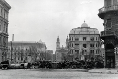 Magyarország, Budapest VIII., Baross utca - József körút kereszteződése, barikád a Harminckettesek terénél. Távolabb a Horváth Mihály téren a Szent József-templom látszik, 1956, Horváth János és családja, Budapest, forradalom, Fortepan #222393