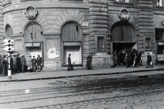 Magyarország, Budapest VII., Erzsébet (Lenin) körút - Rákóczi út sarok, Csemege Áruház / éjjel-nappal közért., 1956, Horváth János és családja, Budapest, csoportosulás, kváderkő, utcanévtábla, embléma, Közért Vállalat, Fortepan #222394