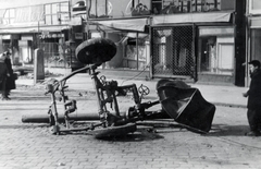 Magyarország, Budapest VII., Baross tér, háttérben a 17-es számú ház., 1956, Horváth János és családja, taxiállomás, löveg, Budapest, Fortepan #222409