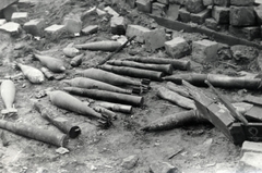 Magyarország, Budapest, az 1956-os forradalom alatt használt aknavető gránátok és lövedékek., 1956, Horváth János és családja, gránát, aknavető, Fortepan #222412