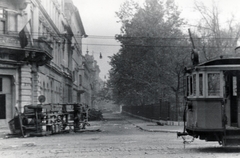 Magyarország, Budapest VIII., Bródy Sándor utca a Múzeum körút felől., 1956, Horváth János és családja, Budapest, járműroncs, forradalom, lyukas zászló, Fortepan #222438