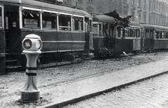 Magyarország, Budapest VIII., József körút a Rákóczi térnél., 1956, Horváth János és családja, Budapest, csibilámpa, járműroncs, Fortepan #222452