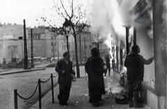 Magyarország, Budapest VIII.,Budapest IX., Kálvin tér a Baross utca torkolata felé nézve., 1956, Horváth János és családja, Budapest, füst, láng, tűz, Fortepan #222460