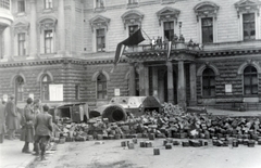 Magyarország, Budapest VII.,Budapest VIII., Akácfa utca - Rákóczi út sarok, barikád a Nemzeti Színház előtt., 1956, Horváth János és családja, Budapest, barikád, zászló, erkély, Fortepan #222463