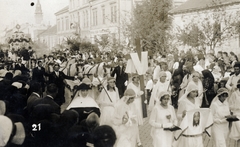 Serbia, Subotica, balra a háttérben a Városháza tornya látszik., 1925, Milkó, procession, nun, Eucharist, Fortepan #222497