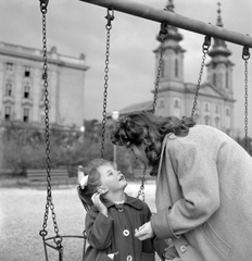 Magyarország, Budapest XI., Villányi út, háttérben a Szent Imre-templom és a József Attila (később Budai Ciszterci Szent Imre) Gimnázium., 1959, Pálfi Balázs, templom, hinta, gimnázium, Budapest, ciszterci rend, neobarokk stílus, Wälder Gyula-terv, Fortepan #22250