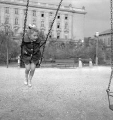 Magyarország, Budapest XI., Villányi út 27. József Attila (később Budai Ciszterci Szent Imre) Gimnázium., 1959, Pálfi Balázs, hinta, gimnázium, Budapest, ciszterci rend, neobarokk stílus, Wälder Gyula-terv, Fortepan #22251