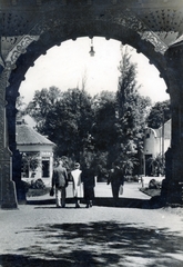 Serbia, Palić, a Víztorony székely kapukat idéző átjárója., 1943, Milkó, Fortepan #222527