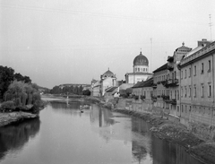 Románia,Erdély, Nagyvárad, a Sebes-Körös a Szent László hídtól a Garasos híd felé nézve, jobbra a neológ zsinagóga kupolája., 1961, Pálfi Balázs, híd, folyó, Fortepan #22253