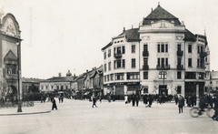 Szerbia, Szabadka, Köztársaság tér (Trg Republike), balra a Városháza épülete, jobbra a Magyar Általános Hitelbank épülete., 1941, Milkó, Fortepan #222552