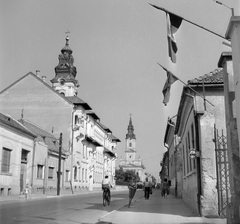 Románia,Erdély, Nagyvárad, Beöthy Ödön utca szemben a Holdas templom
(Catedrala Adormirea Maicii Domnului). Balra A háztetők felett a Szent Miklós Katedrális
(Catedrala Greco-Catolică Sfântul Nicolae) tornya látható., 1961, Pálfi Balázs, utcakép, Fortepan #22258