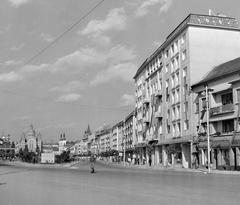 Románia,Erdély, Marosvásárhely, Rózsák tere (Piata Trandafirilor), távolban az Ortodox Székesegyház és a Keresztelő Szent János-templom., 1961, Pálfi Balázs, barokk-stílus, katolikus, pravoszláv templom, székesegyház, jezsuita, román ortodox egyház, Victor Vlad-terv, Scherzer Bálint-terv, Fortepan #22270