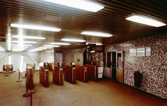 Magyarország, Budapest V.,Budapest VII.,Budapest VIII., Astoria kereszteződés, aluljáró. A metró Astoria állomásának utascsarnoka az állomáshoz vezető mozgólépcsővel., 1974, Fortepan/Album058, Budapest, Fortepan #222700