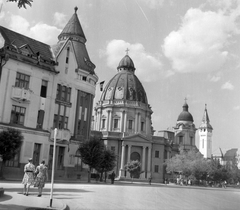 Románia,Erdély, Marosvásárhely, Angyali üdvözlet ortodox templom (Catedrala Buna Vestire), háttérben a Városháza tornya és a Kultúrpalota főhomlokzatának részlete., 1961, Pálfi Balázs, torony, középület, görög katolikus, Fortepan #22273