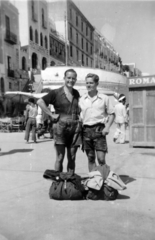 Italy, Capri, Capri szigete, Piazza Vittoria., 1949, Fejes Anikó, shorts, sunshine, akimbo, men, youth, double portrait, backpack, tourist, Fortepan #222733